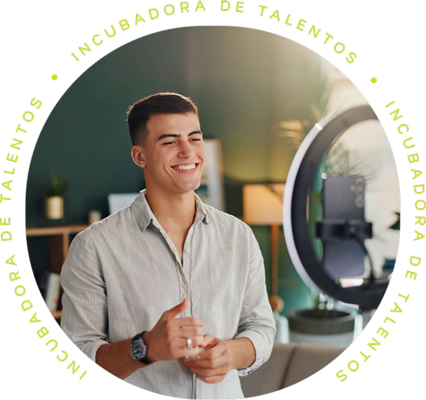 Imagem de homem influencer gravando vídeo com escritas ao redor da imagem.